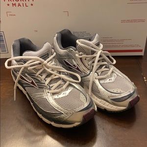 👟Brooks addiction size 8